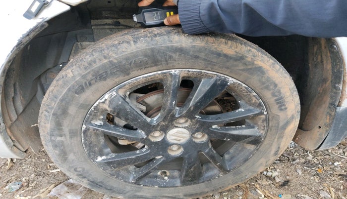 2012 Maruti Swift ZXI, CNG, Manual, 1,24,920 km, tyre