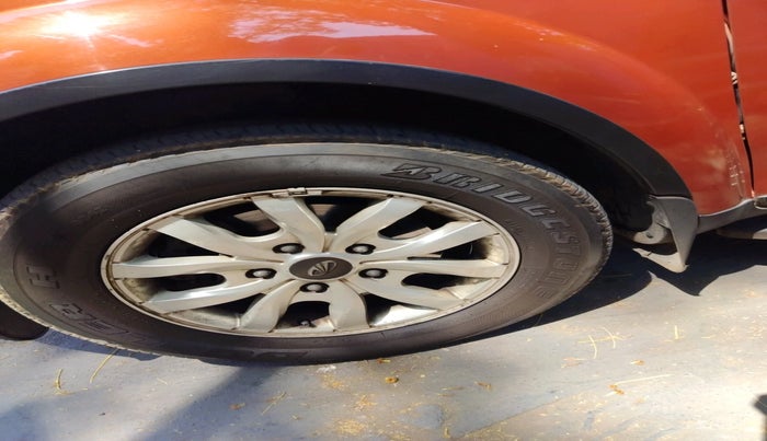 2017 Mahindra XUV500 W10 AT, Diesel, Automatic, 1,57,248 km, tyre