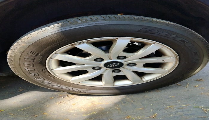 2017 Mahindra XUV500 W10 AT, Diesel, Automatic, 1,57,248 km, tyre