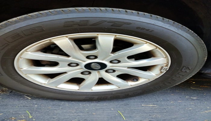 2017 Mahindra XUV500 W10 AT, Diesel, Automatic, 1,57,248 km, tyre