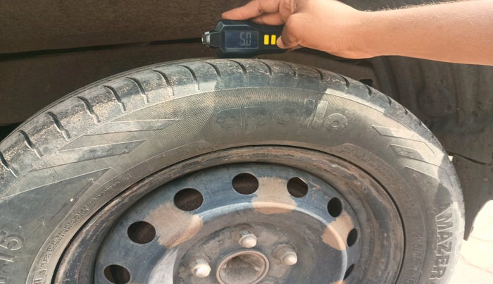 2012 Toyota Innova 2.5 GX 8 STR, Diesel, Manual, 2,78,691 km, tyre