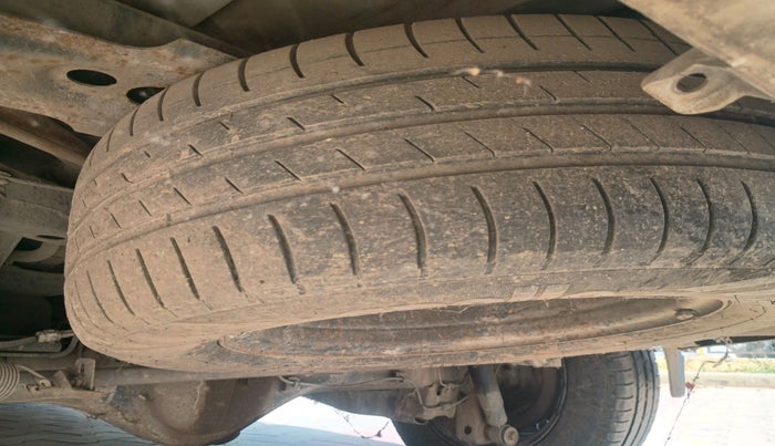 2012 Toyota Innova 2.5 GX 8 STR, Diesel, Manual, 2,78,691 km, tyre