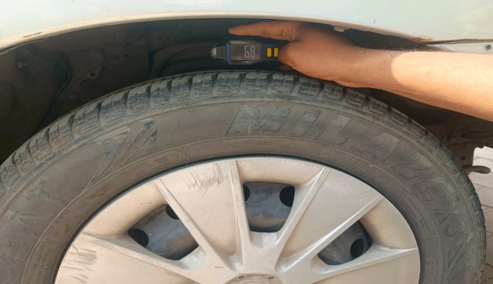 2012 Toyota Innova 2.5 GX 8 STR, Diesel, Manual, 2,78,691 km, tyre