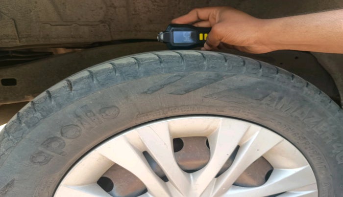 2012 Toyota Innova 2.5 GX 8 STR, Diesel, Manual, 2,78,691 km, tyre