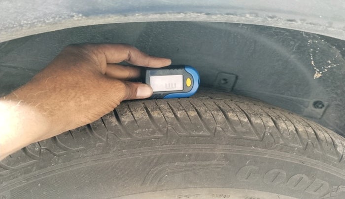 2019 Tata Hexa XT 4X2 7 STR, Diesel, Manual, 1,01,681 km, tyre