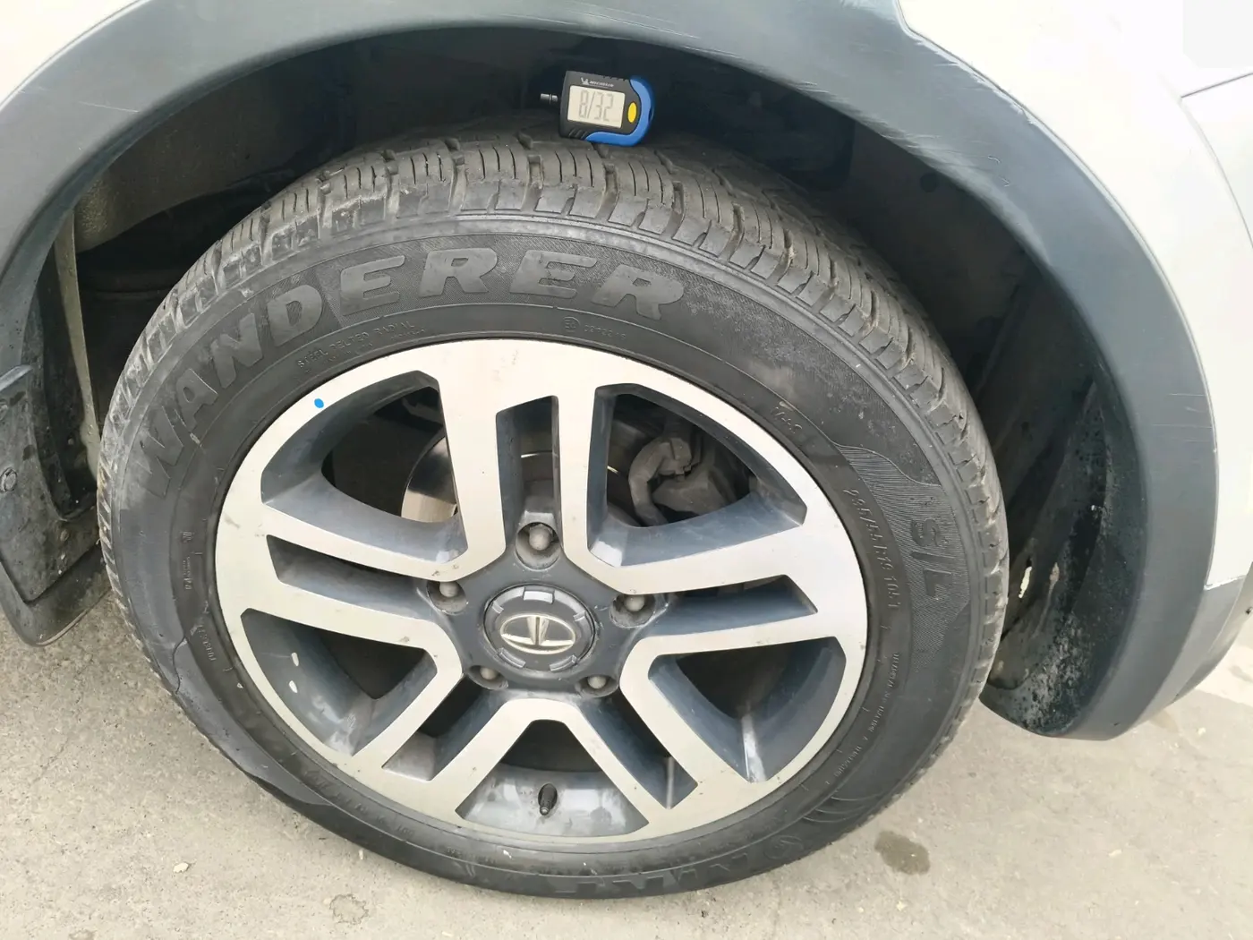2017 Tata Hexa XTA 4X2 7 STR, Diesel, Automatic, 86,265 km, tyre