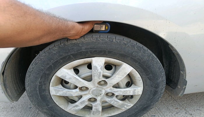 2016 Hyundai Eon ERA +, Petrol, Manual, 27,557 km, tyre