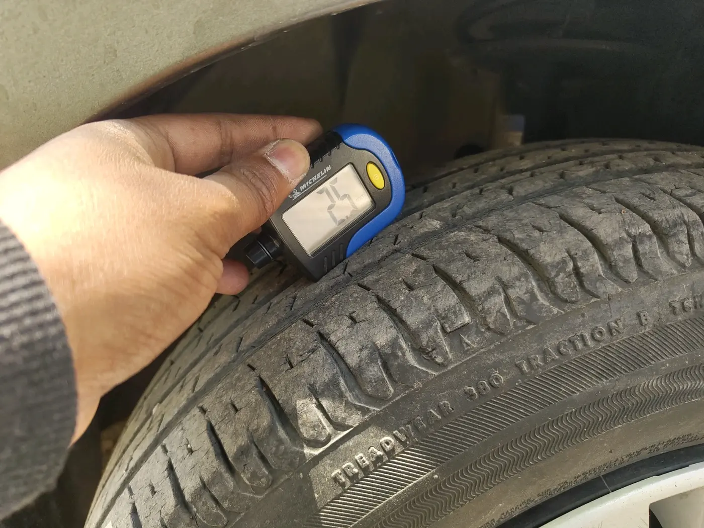 2018 Maruti Dzire VXI AMT, Petrol, Automatic, 32,355 km, tyre