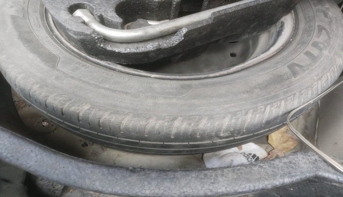 2011 Volkswagen Vento COMFORTLINE 1.6, CNG, Manual, 1,02,622 km, tyre