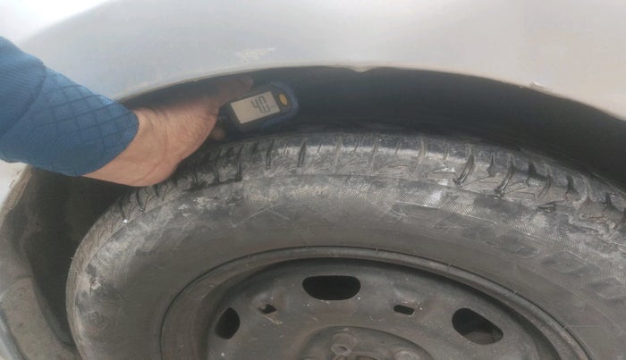 2011 Volkswagen Vento COMFORTLINE 1.6, CNG, Manual, 1,02,622 km, tyre