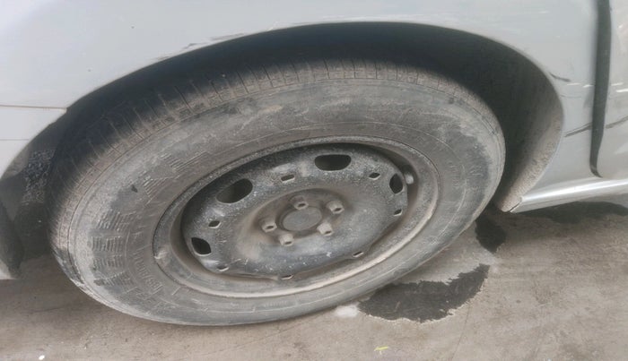 2011 Volkswagen Vento COMFORTLINE 1.6, CNG, Manual, 1,02,622 km, tyre