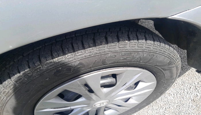 2013 Toyota Innova 2.5 GX 8 STR, Diesel, Manual, 1,71,570 km, tyre