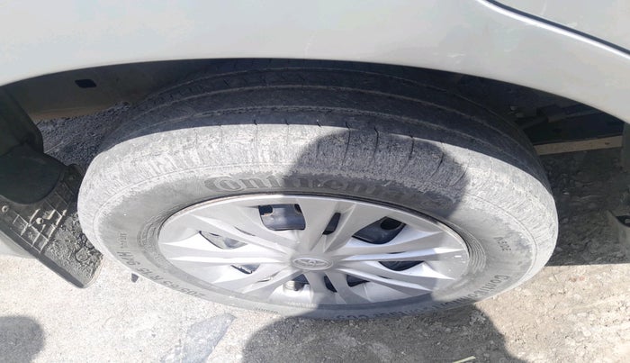 2013 Toyota Innova 2.5 GX 8 STR, Diesel, Manual, 1,71,570 km, tyre