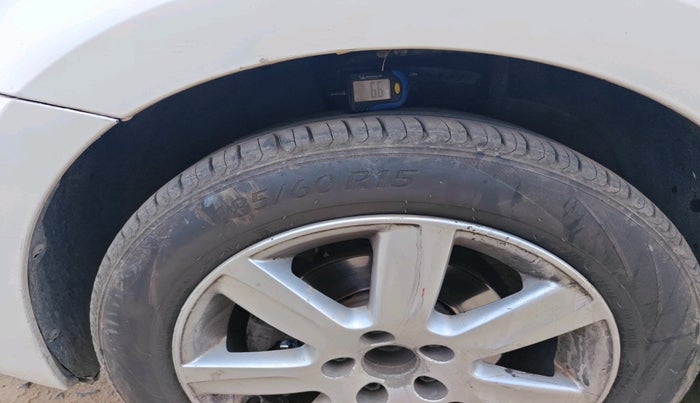 2011 Volkswagen Vento HIGHLINE 1.6 MPI, CNG, Manual, 1,00,570 km, tyre