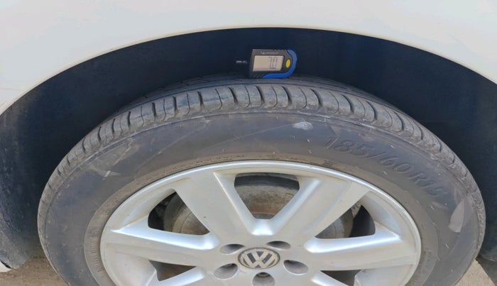 2011 Volkswagen Vento HIGHLINE 1.6 MPI, CNG, Manual, 1,00,570 km, tyre