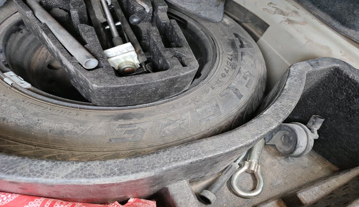 2011 Volkswagen Vento HIGHLINE 1.6 MPI, CNG, Manual, 1,00,570 km, tyre