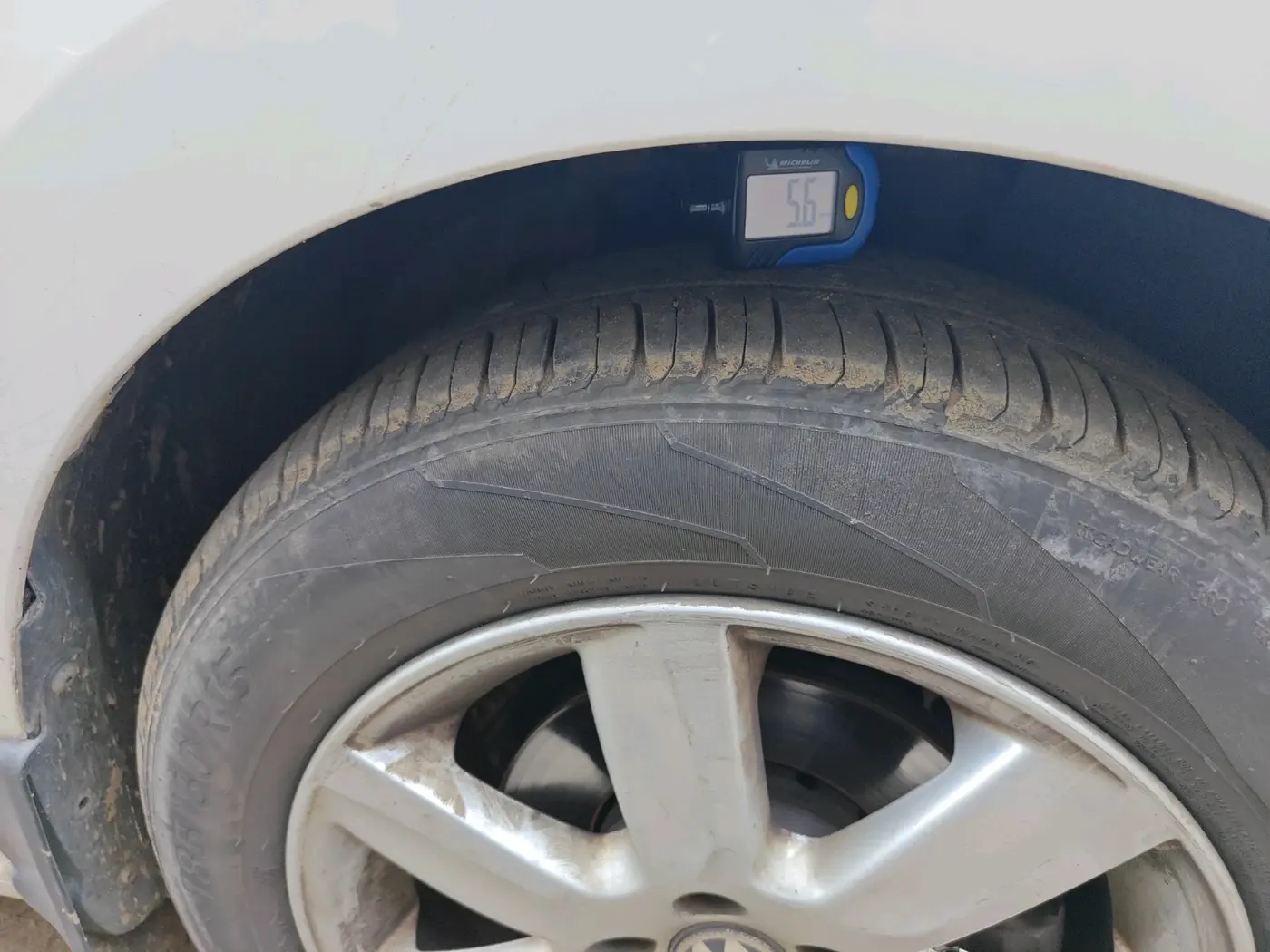 2011 Volkswagen Vento HIGHLINE 1.6 MPI, CNG, Manual, 1,00,570 km, tyre