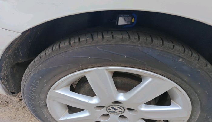 2011 Volkswagen Vento HIGHLINE 1.6 MPI, CNG, Manual, 1,00,570 km, tyre