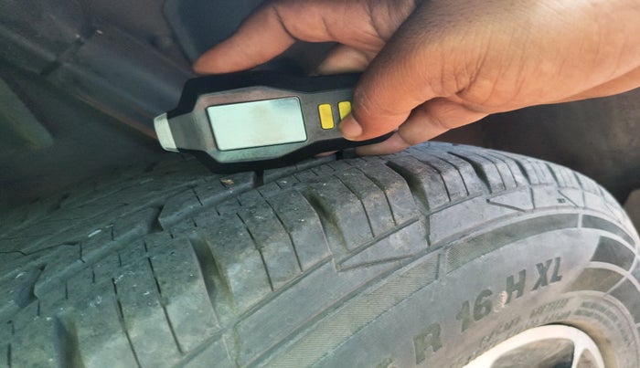 2017 Renault Duster 85 PS RXS MT DIESEL, Diesel, Manual, 1,08,388 km, tyre