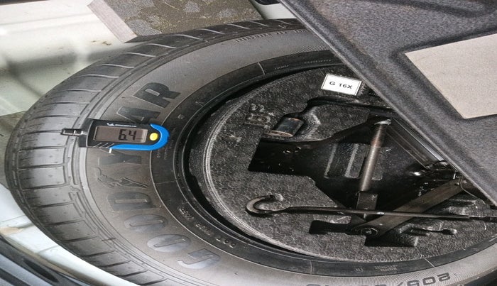 2015 Hyundai Creta SX PLUS AT 1.6 DIESEL, Diesel, Automatic, 74,324 km, tyre