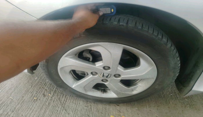 2015 Honda City 1.5L I-VTEC VX, Petrol, Manual, 1,03,684 km, tyre