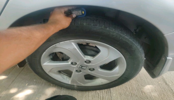 2015 Honda City 1.5L I-VTEC VX, Petrol, Manual, 1,03,684 km, tyre