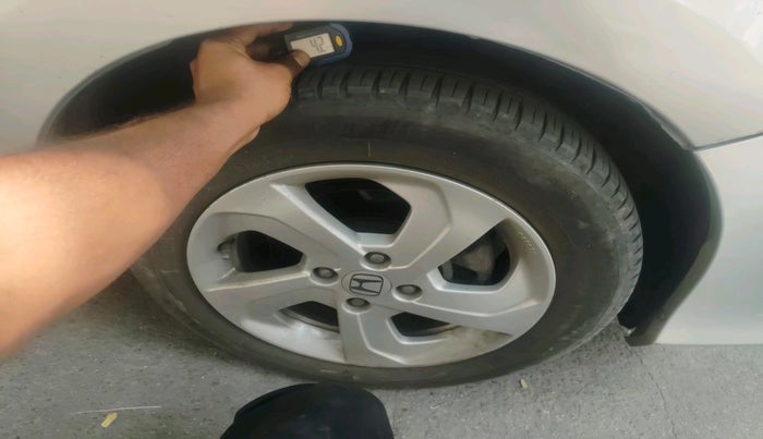 2015 Honda City 1.5L I-VTEC VX, Petrol, Manual, 1,03,684 km, tyre