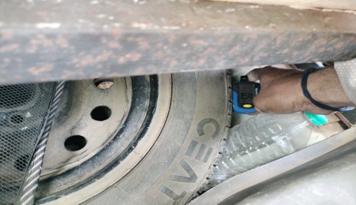 2013 Hyundai i10 ERA 1.1, CNG, Manual, 1,50,205 km, tyre