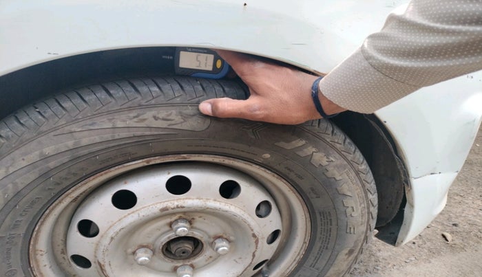 2013 Hyundai i10 ERA 1.1, CNG, Manual, 1,50,205 km, tyre