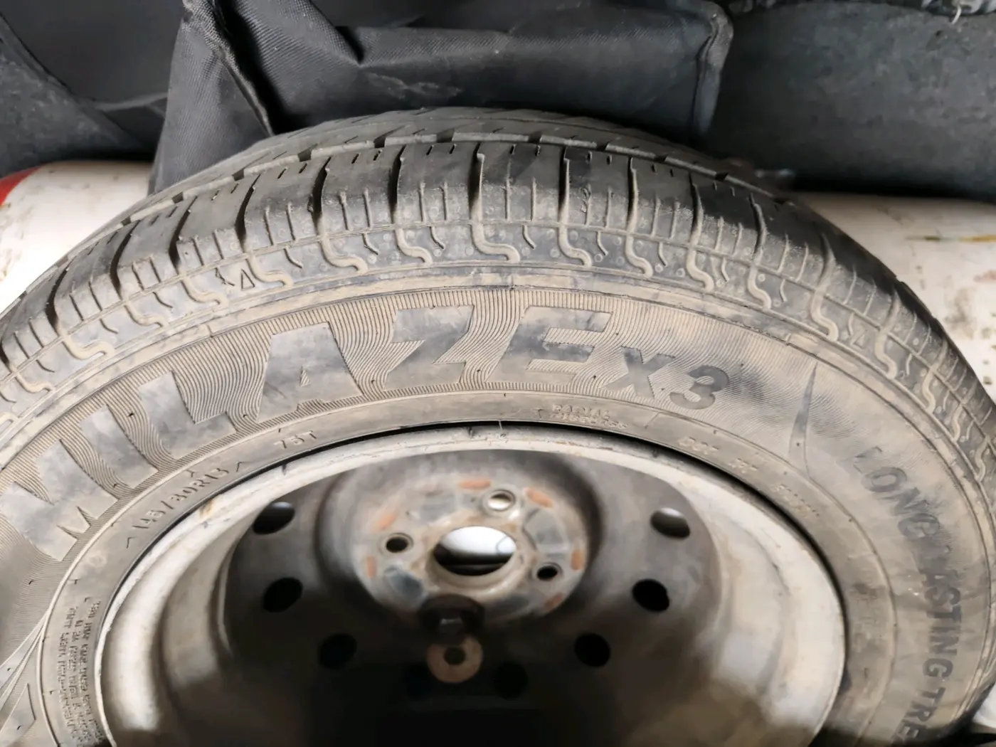 2012 Maruti Wagon R 1.0 LXI, CNG, Manual, 1,91,617 km, tyre
