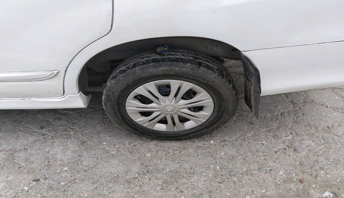 2016 Toyota Innova 2.5 GX 7 STR, Diesel, Manual, 2,51,437 km, tyre