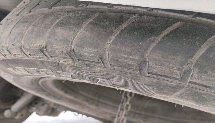 2016 Toyota Innova 2.5 GX 7 STR, Diesel, Manual, 2,51,437 km, tyre