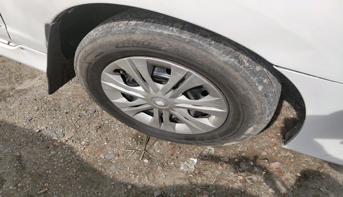 2016 Toyota Innova 2.5 GX 7 STR, Diesel, Manual, 2,51,437 km, tyre