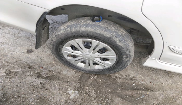 2016 Toyota Innova 2.5 GX 7 STR, Diesel, Manual, 2,51,437 km, tyre