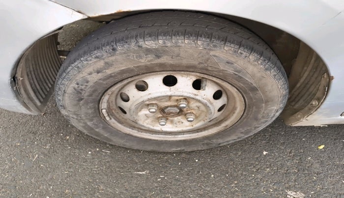 2013 Hyundai Eon ERA + LPG, Petrol, Manual, 1,25,039 km, tyre