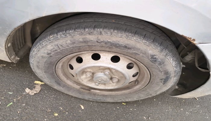 2013 Hyundai Eon ERA + LPG, Petrol, Manual, 1,25,039 km, tyre