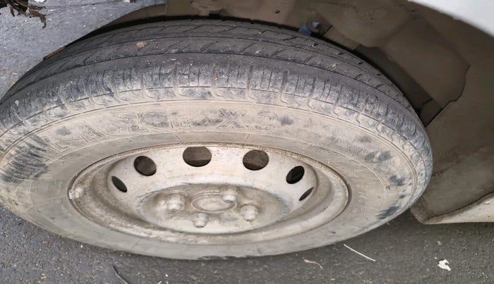 2013 Hyundai Eon ERA + LPG, Petrol, Manual, 1,25,039 km, tyre