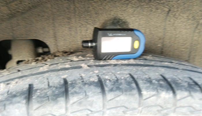 2019 Mahindra XUV300 W6 1.5 DIESEL, Diesel, Manual, 1,83,177 km, tyre