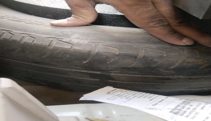 2019 Mahindra XUV300 W6 1.5 DIESEL, Diesel, Manual, 1,83,177 km, tyre