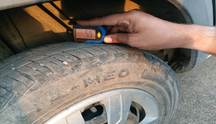 2016 Renault Kwid RXT 0.8, Petrol, Manual, 31,885 km, tyre