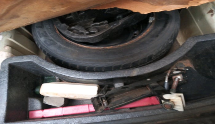 2011 Volkswagen Vento HIGHLINE 1.6 MPI, Petrol, Manual, 2,47,141 km, tyre