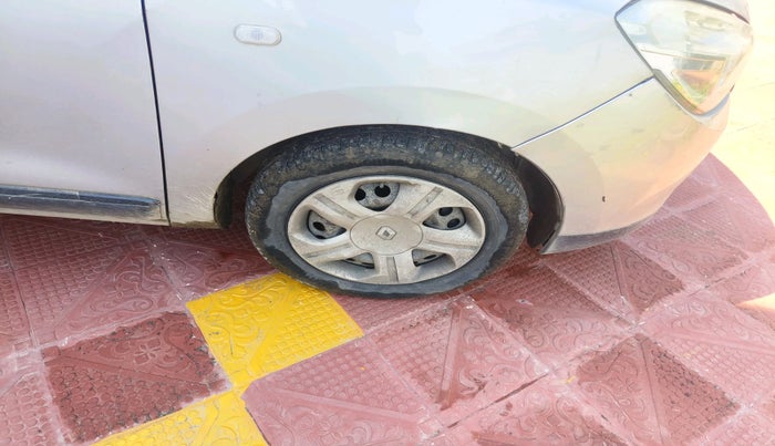 2015 Renault Lodgy 110 PS RXL 7 STR, Diesel, Manual, 1,42,674 km, tyre