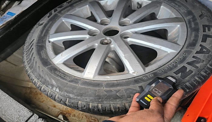 2011 Maruti SX4 ZDI, Diesel, Manual, 2,31,042 km, tyre