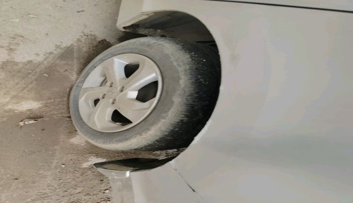 2016 Honda City 1.5L I-VTEC V MT, Petrol, Manual, 1,02,429 km, tyre