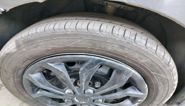 2014 Volkswagen Polo COMFORTLINE 1.2L, Diesel, Manual, 1,28,868 km, tyre