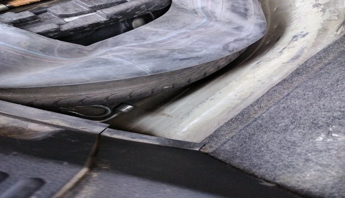 2014 Volkswagen Polo COMFORTLINE 1.2L, Diesel, Manual, 1,28,868 km, tyre