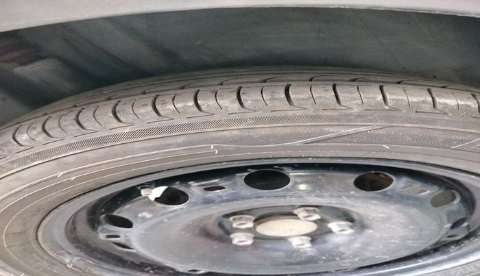 2014 Volkswagen Polo COMFORTLINE 1.2L, Diesel, Manual, 1,28,868 km, tyre