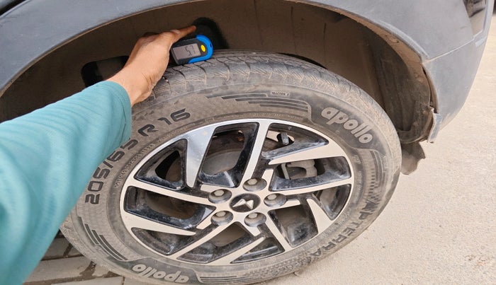 2024 Mahindra XUV 3XO AX5 1.2 L TCMPFI AT, Petrol, Automatic, 8,051 km, tyre