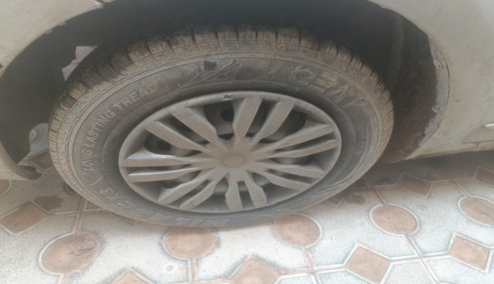 2017 Maruti Dzire VXI, Petrol, Manual, 1,72,097 km, tyre