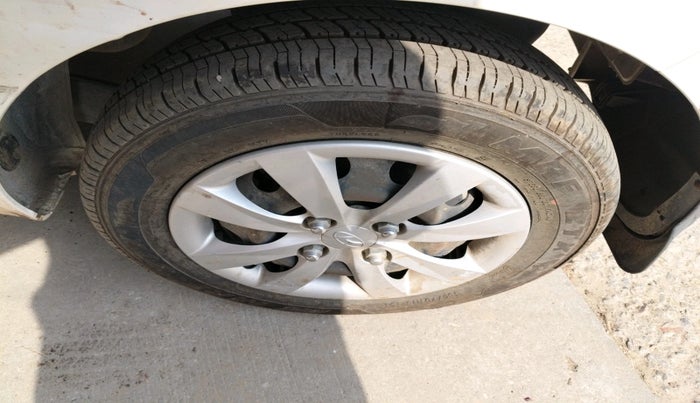 2013 Hyundai Eon MAGNA +, Petrol, Manual, 33,520 km, tyre